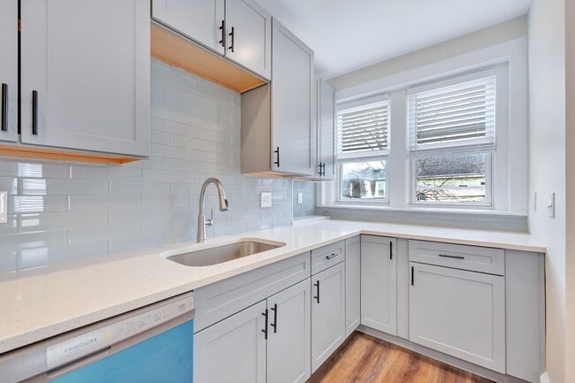 Building Photo - 105 School St