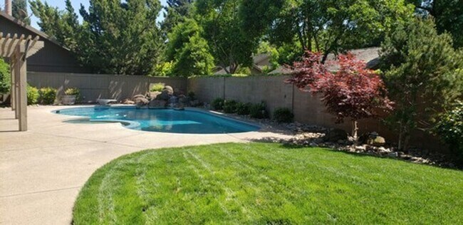 Building Photo - Beautiful  4 bedroom 2.5 bath with loft & Pool