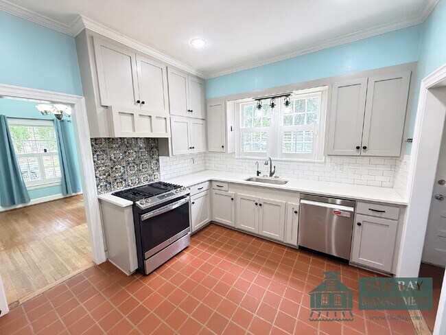 Building Photo - Charming Midtown Cottage  All approved applications are subject to an 18-month lease term. $75 pe...