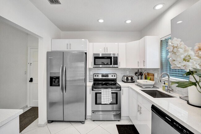 Building Photo - 1450 N Riverside Dr