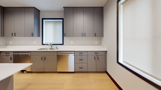 Building Photo - 8 Bed 4 Bath Single Family House !