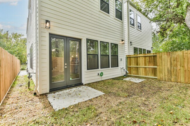 Building Photo - 810 Mansfield St