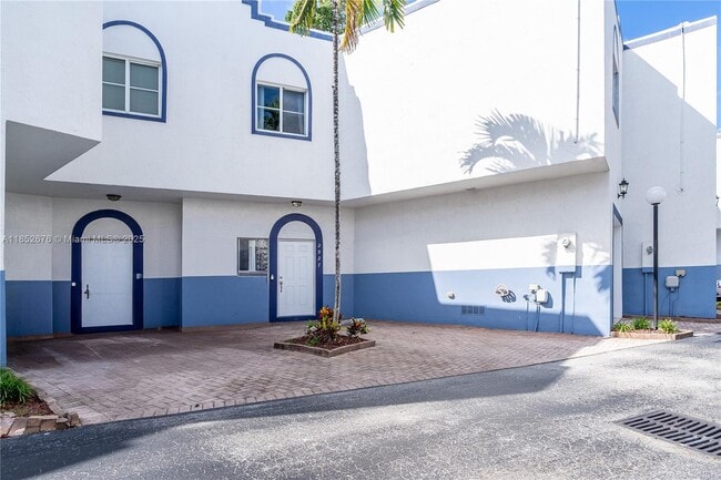 Building Photo - 2927 SW 18th Terrace