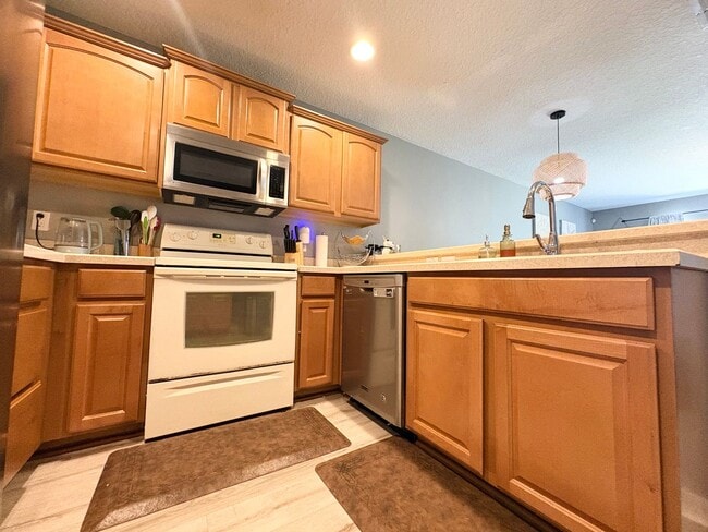 Building Photo - Fantastic 3 BR Townhome in Gated Winter Springs community with Pool and great schools