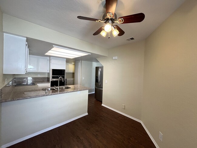 Building Photo - Spacious End Unit Home with 2 Master Suite...