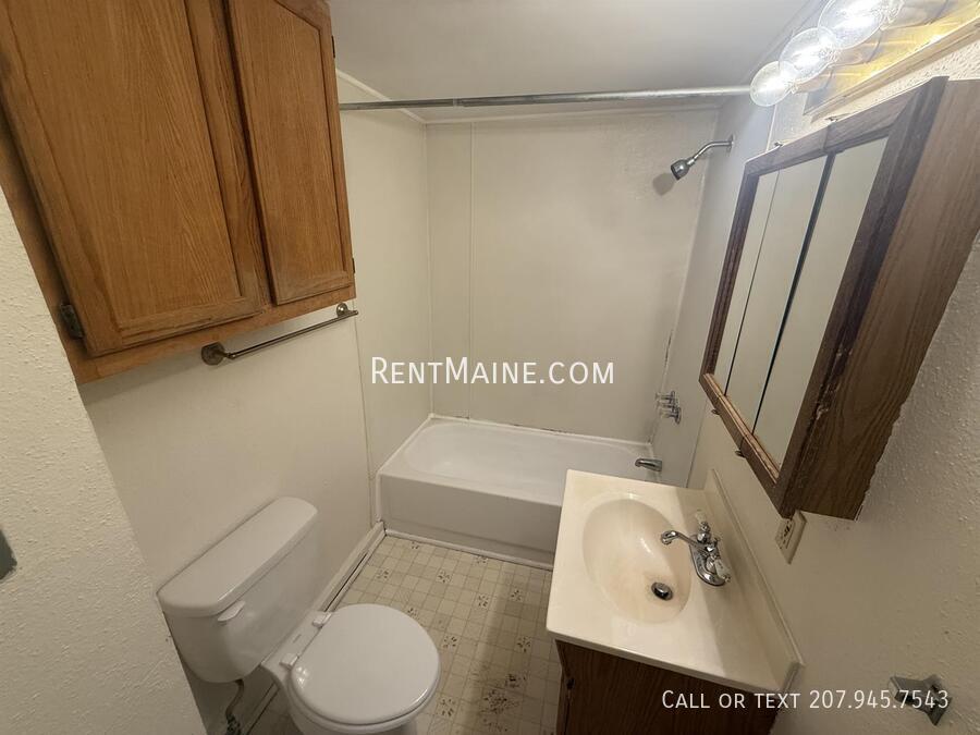 Building Photo - 104 Main St