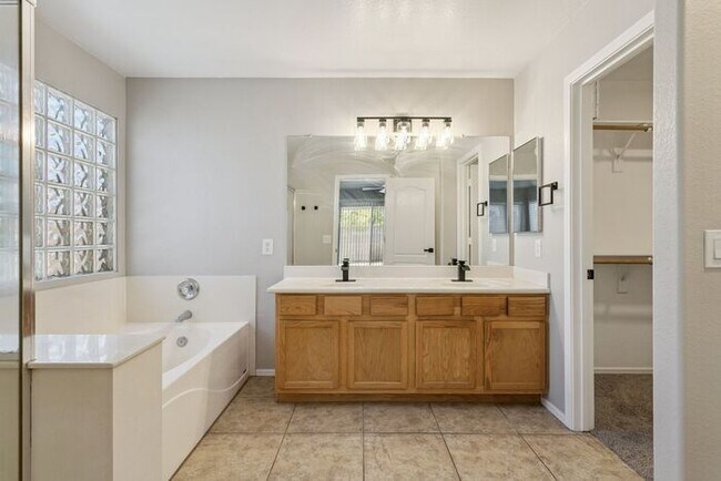Building Photo - Nice 3 bedroom 2 bath