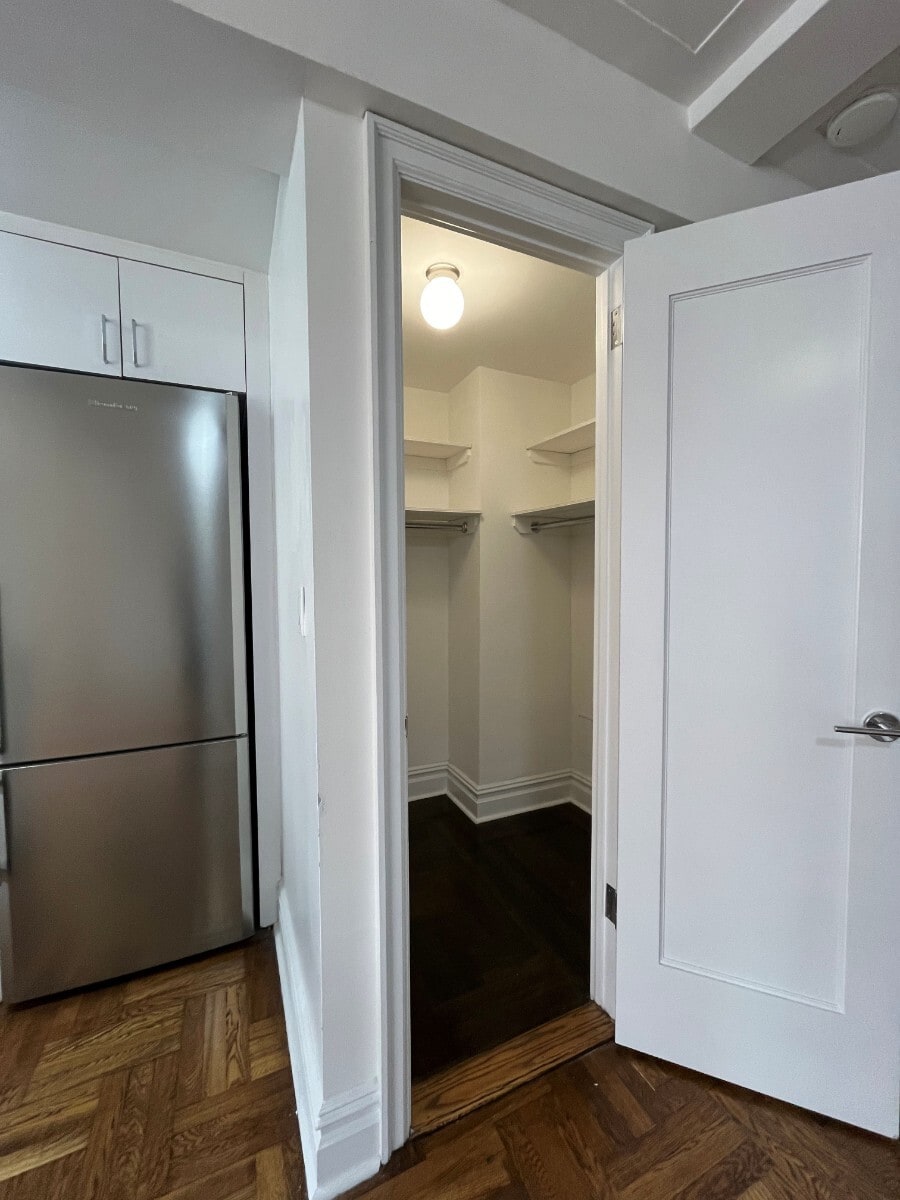 Building Photo - 137 E 38th St