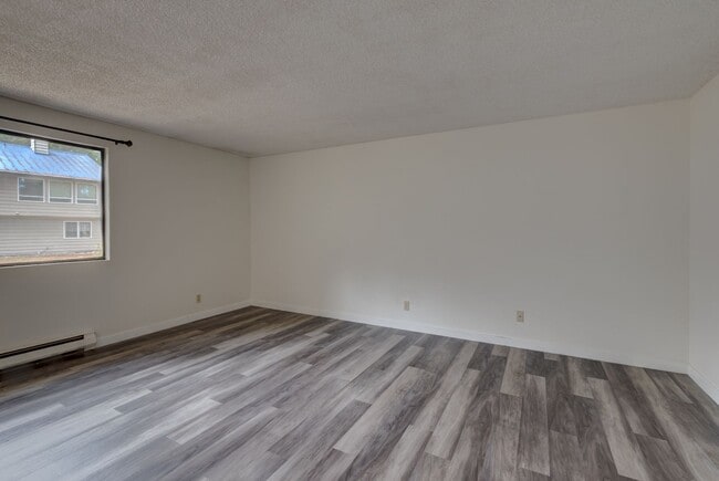 Building Photo - 2 bedroom/1.5 bathroom townhouse