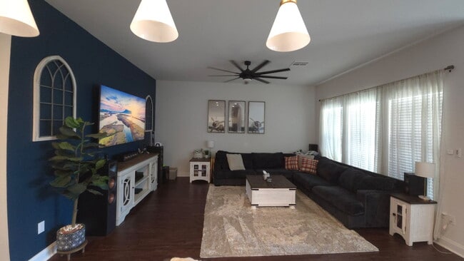 Building Photo - 23553 District Dr