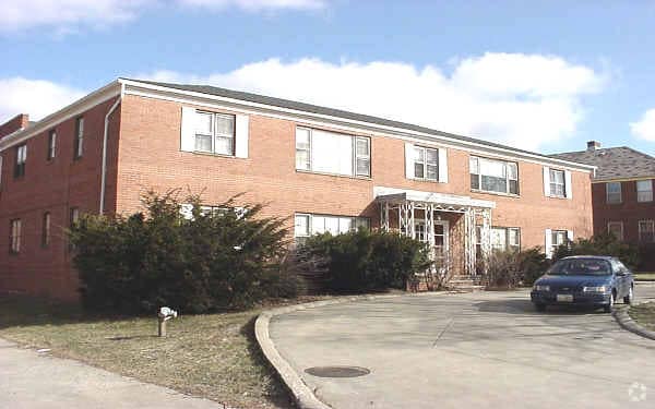 Primary Photo - Riviera Manor Apartments