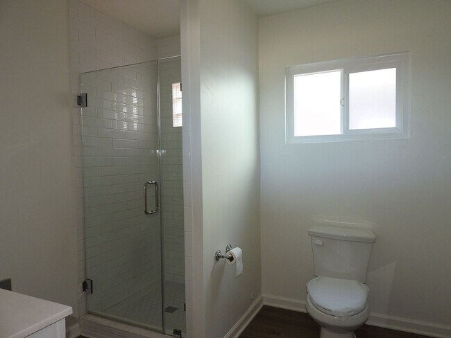 Building Photo - WOW views from this classic 3 bed 2 bath home