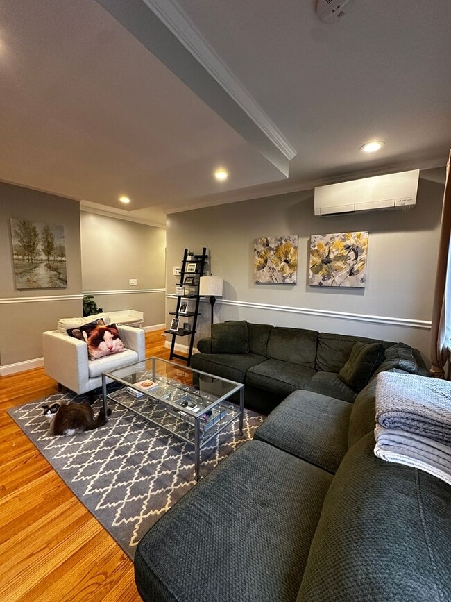 Building Photo - Spacious 3 Bed | 2 Bath in Prime Somerville Location with 2 parking!