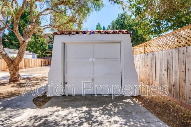 Building Photo - 152 S Bayview Ave