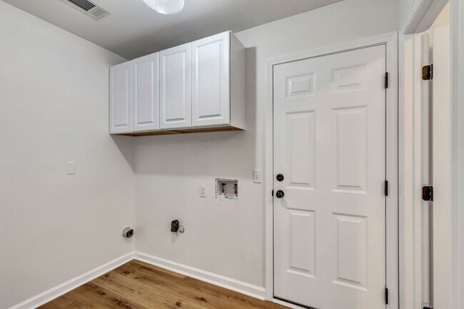 Building Photo - Beautifully Renovated 3 bed/2.5 bath in Ri...