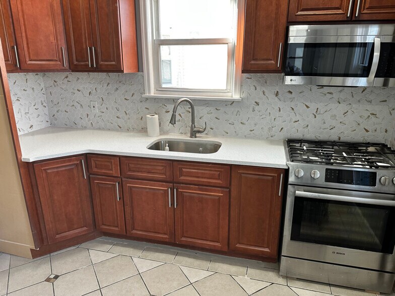 Primary Photo - 158 Sherman St