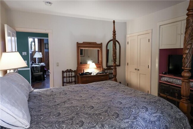 Building Photo - 6 Howe Ave