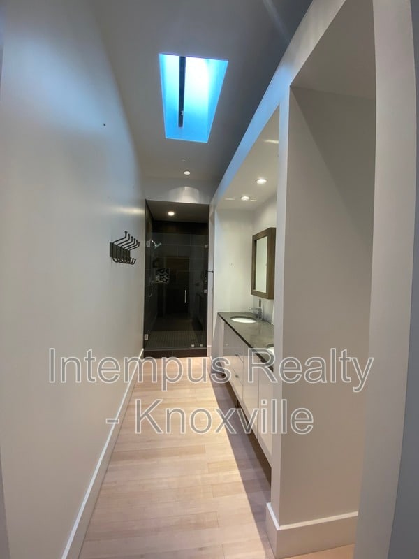 Building Photo - 106 W Summit Hill Dr SW