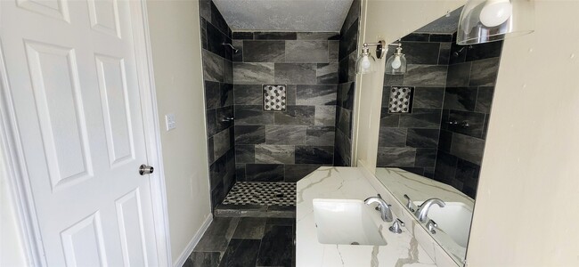 Building Photo - 2555 Lee Turner Rd