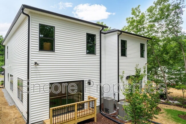 Building Photo - 1406 Gearwood Ave