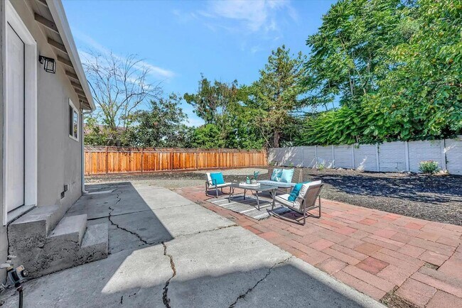 Building Photo - 745 Independence Ave