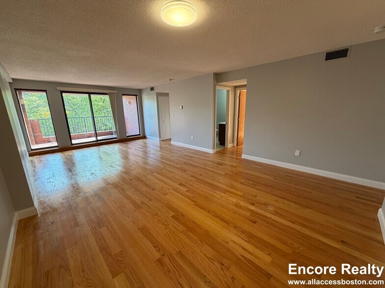 Building Photo - 1850 Beacon St