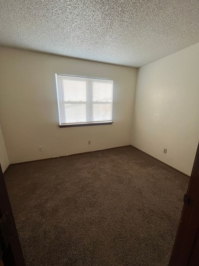 Building Photo - Townhouse with Garage!