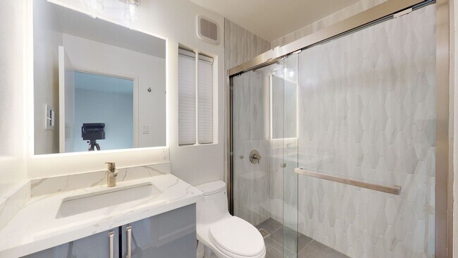 Building Photo - Remodeled modern 1 bedroom end unit, close...