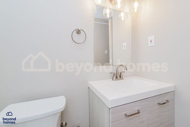 Building Photo - Stunning 4 Bedroom 2 Bathroom Home - Looki...