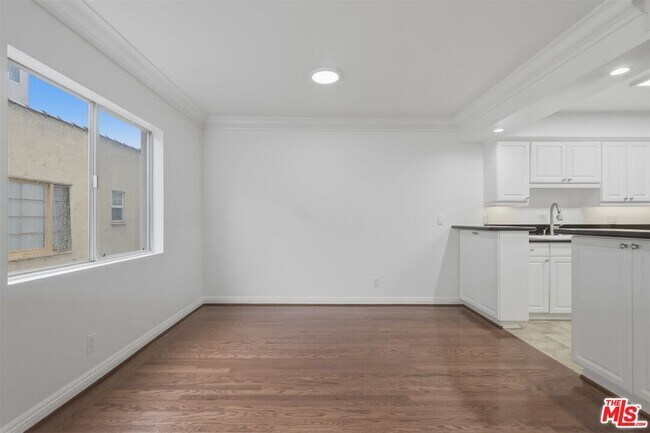 Building Photo - 435 N Oakhurst Dr