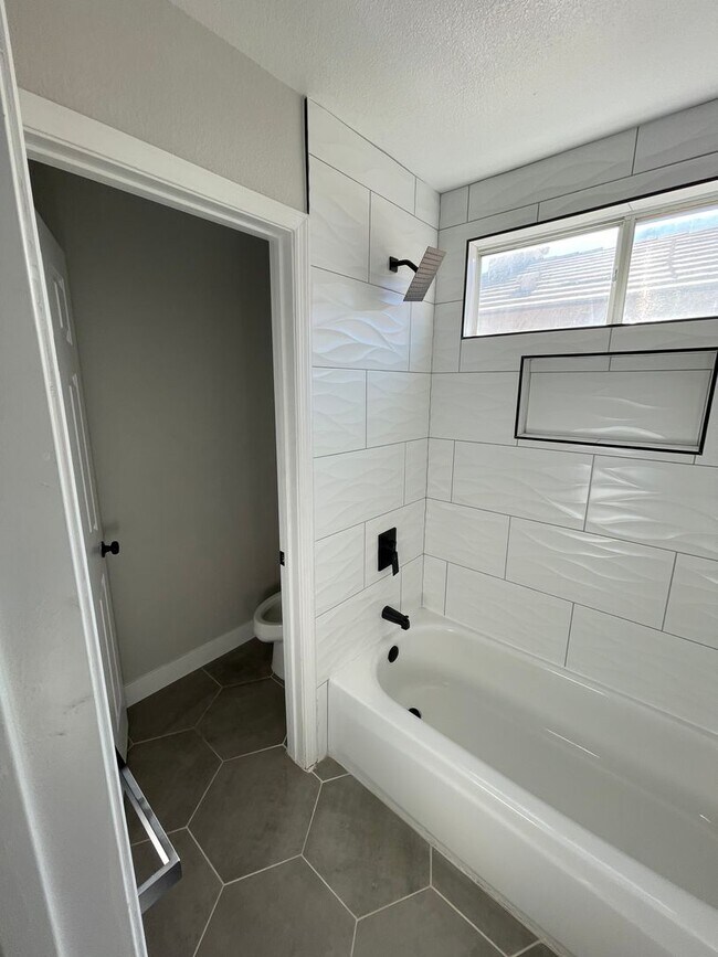 Building Photo - Beautiful 4 bedroom home located in the Sh...