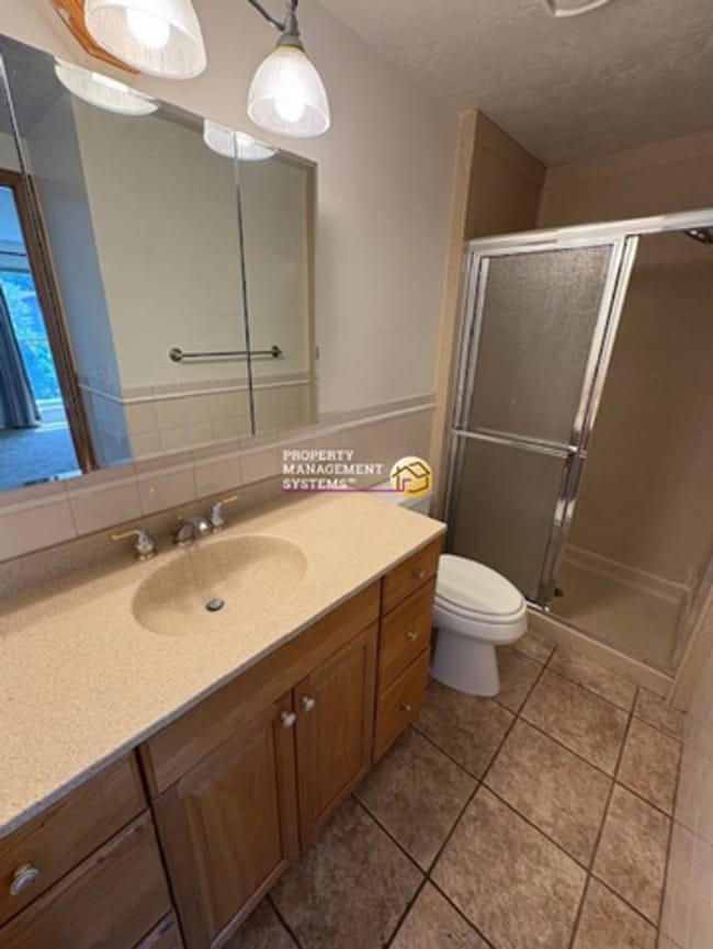 Building Photo - 4 Bedroom / 3 Bath Home in Sandy!