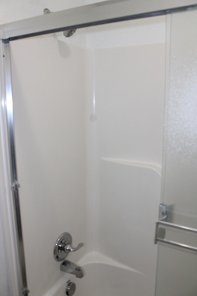 Building Photo - Beautiful 3 bedrooms and 2.5 baths with vanity in ALL ELECTRIC townhome in Blue Springs, MO