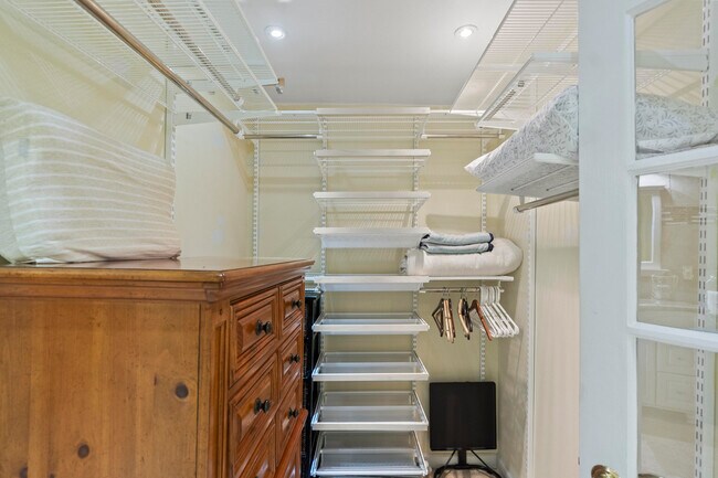 Building Photo - 614 SE 5th Ct