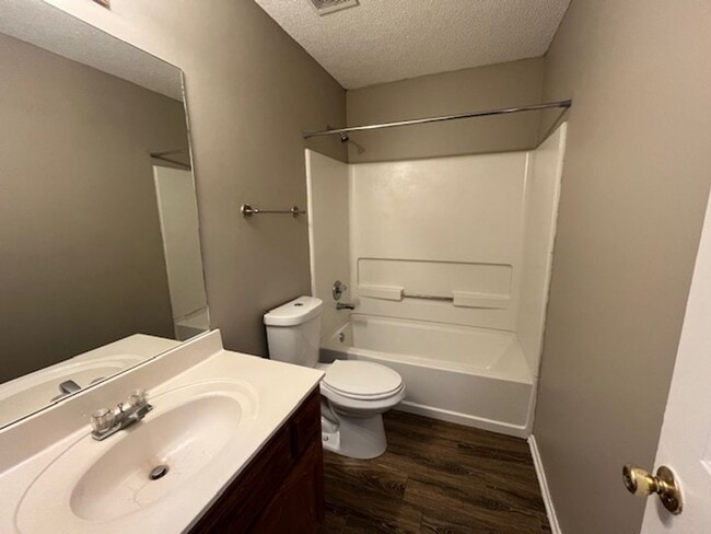 Building Photo - Renovated 2 Bedroom 2 Bath Home with 2 Car Garage for Rent!