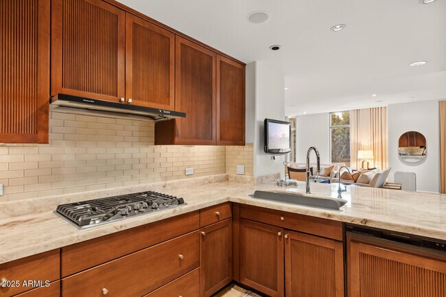 Building Photo - 2402 E Esplanade Ln