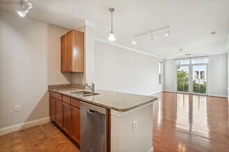 Building Photo - Available Now! High End 1 bed/ 1 bath with Parking! 24 hour concierge!