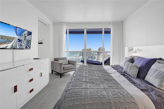 Building Photo - 3101 Bayshore Dr