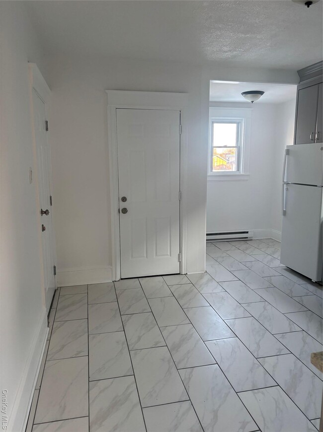 Building Photo - 20 N White St