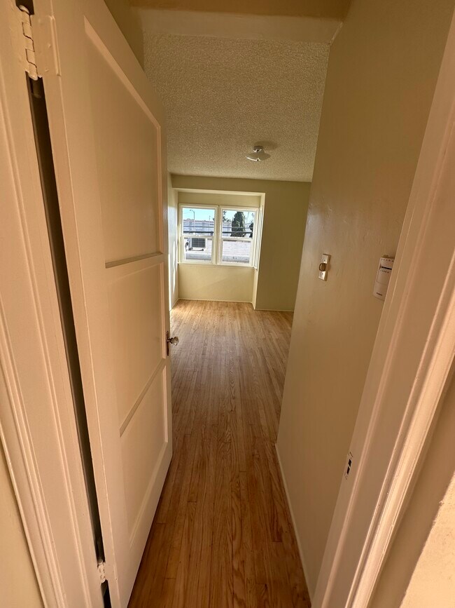 Building Photo - 914 E 68th St