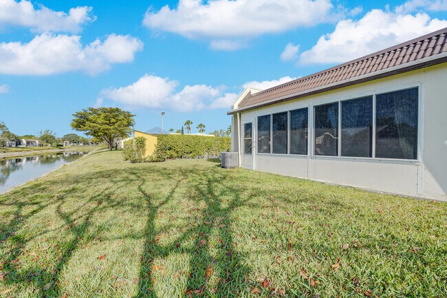 Building Photo - 122 Lake Rebecca Dr