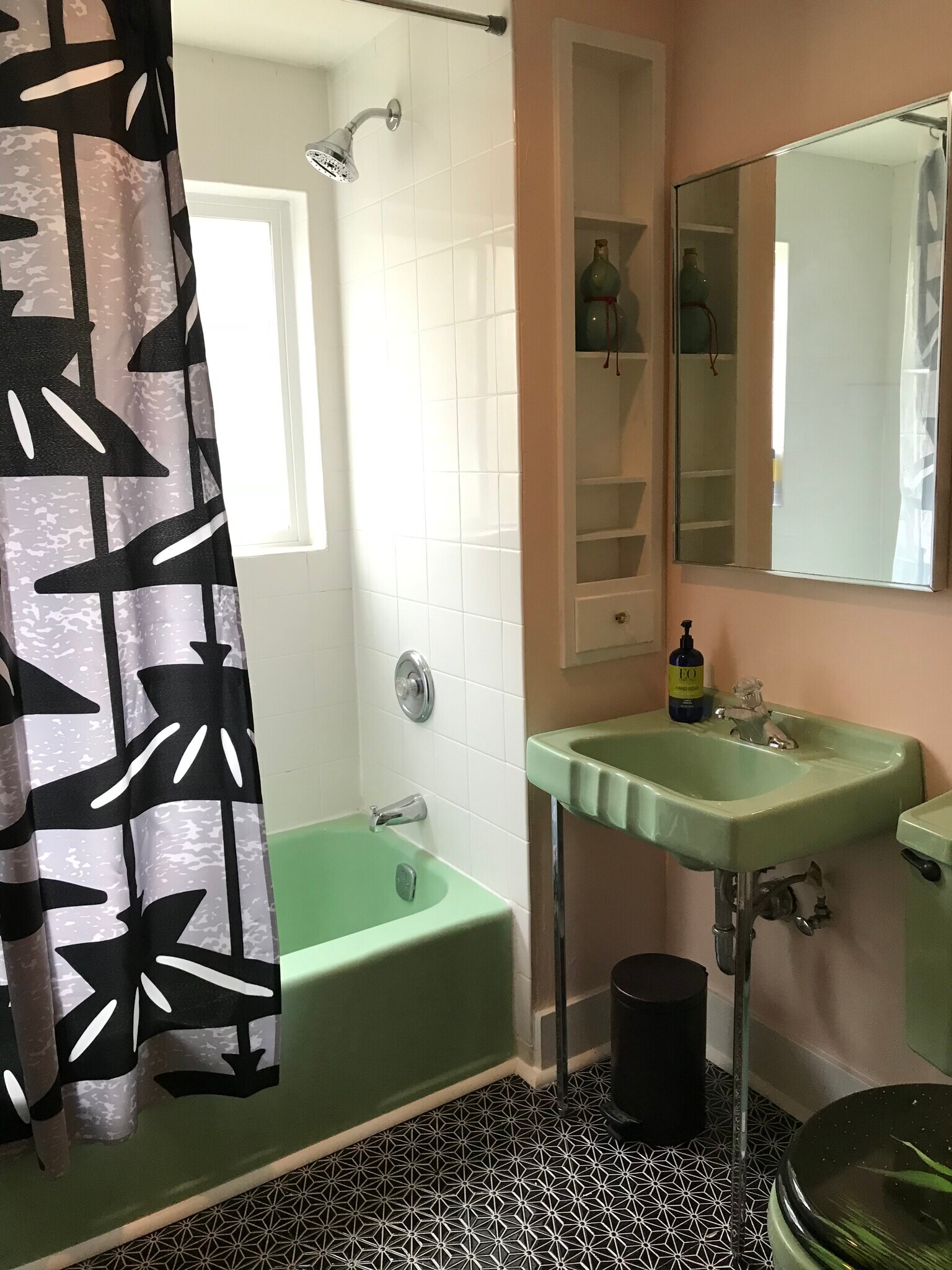1st Floor Full Bathroom - 2176 Agate St