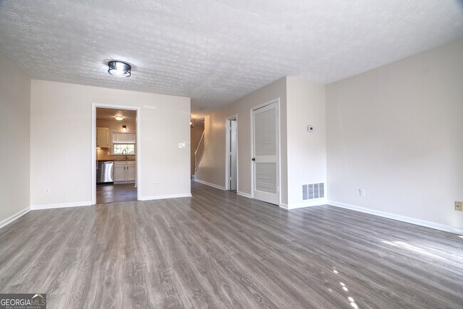 Building Photo - 587 Wedgewood Dr