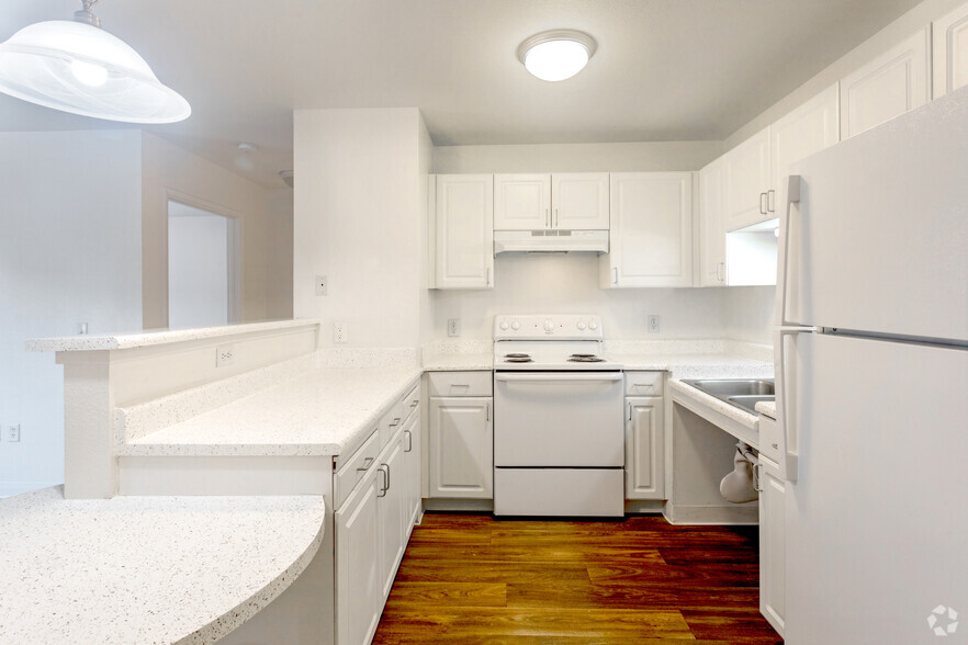 Primary Photo - Summercrest Villas