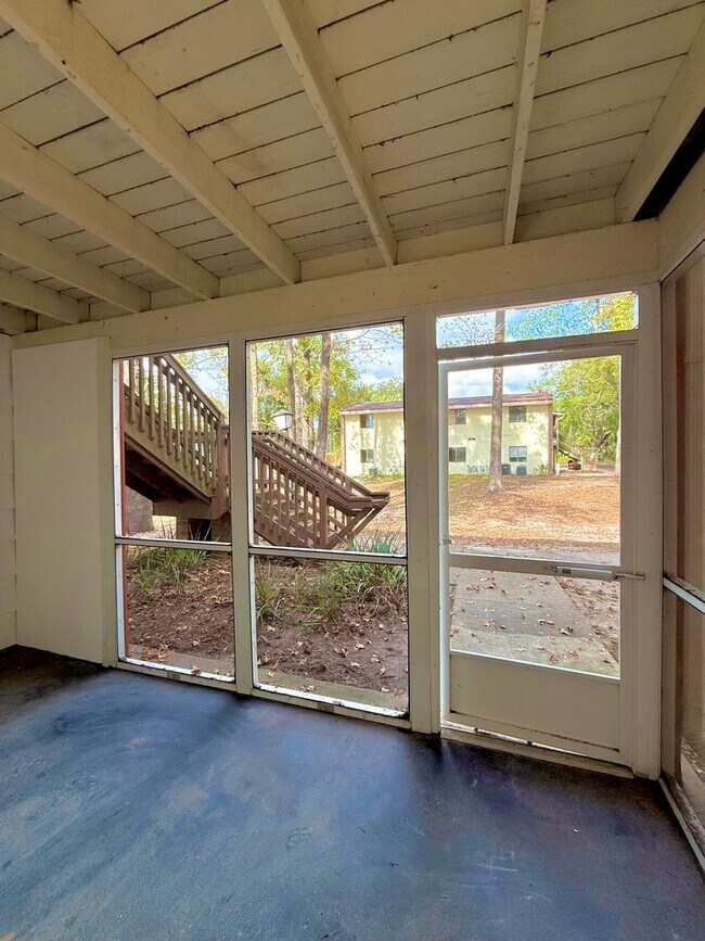 Building Photo - Now available! Charming 2 bed / 1 bath condo in a prime Tallahassee location.