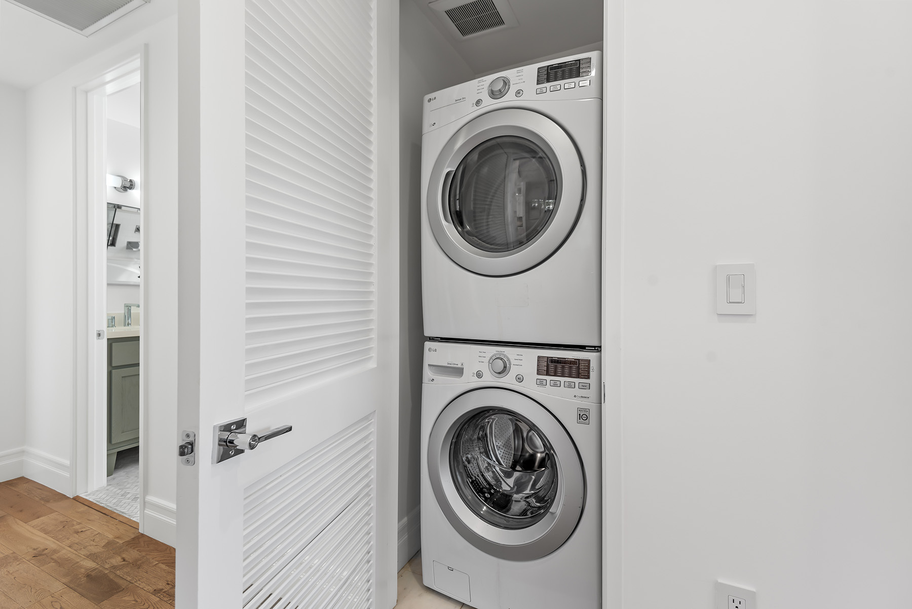 Downstairs Laundry - 846 Warren Ave