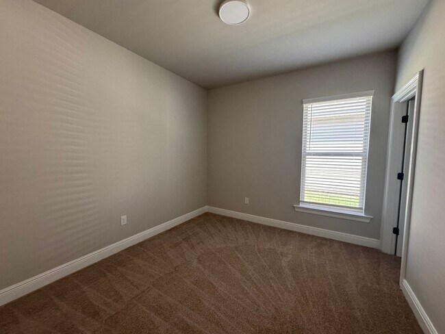 Building Photo - 818 Venecia Dr