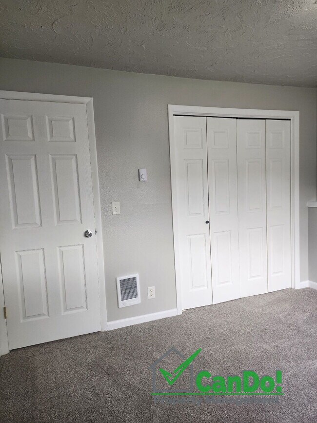 Building Photo - Newly remodeled 2 bedroom, 1 bathroom apartment in Blackfoot with Fiber Internet- Available in Oc...