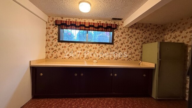 Building Photo - Sprawling 5 BD | 3 BA with Basement - Gresham