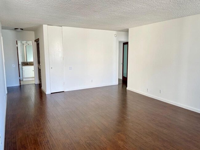 Building Photo - 1932 Overland Ave